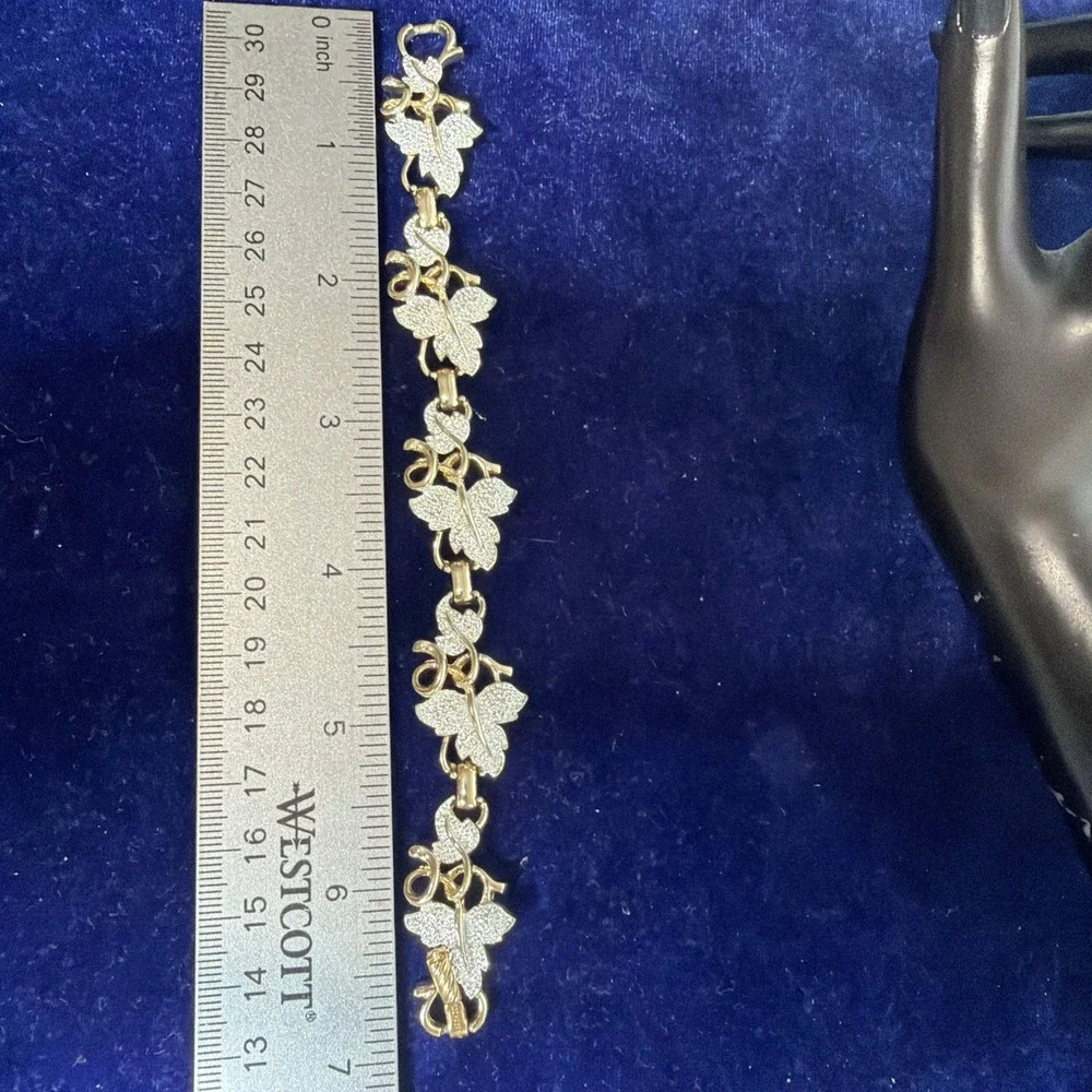 Sarah Coventry Signed Grape Leaf Hinged Gold Two Tone Vintage Bracelet 7